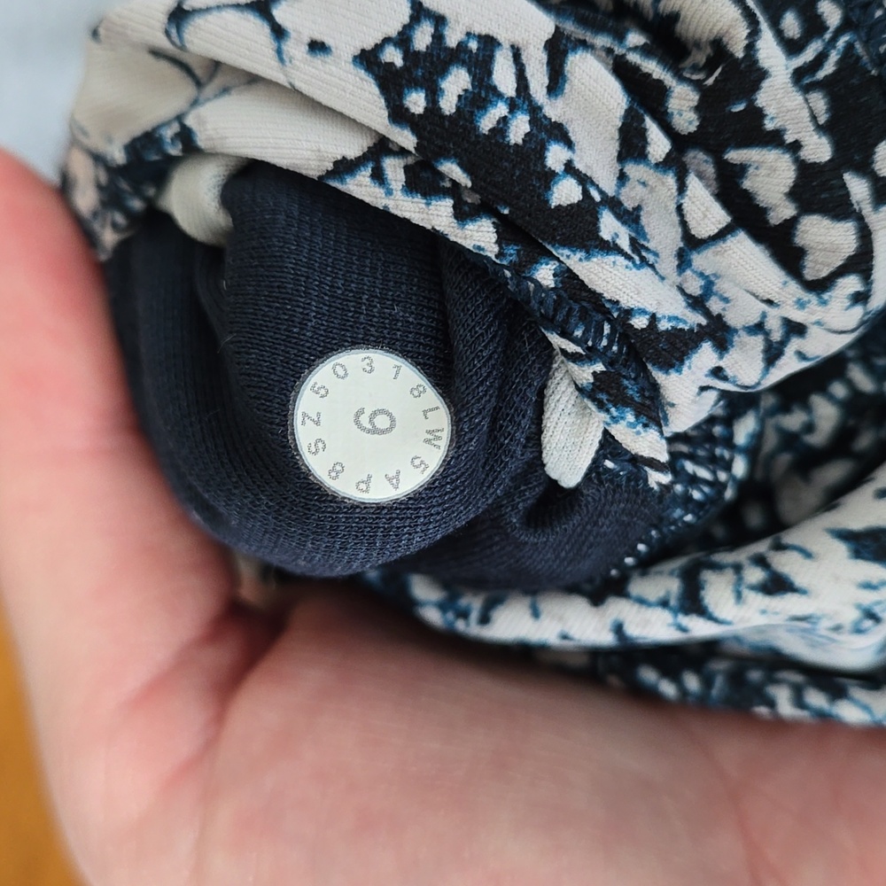 Lululemon Blue/White Athletic Leggings, Women's Size 6, Great Condition - Picture 8 of 8
